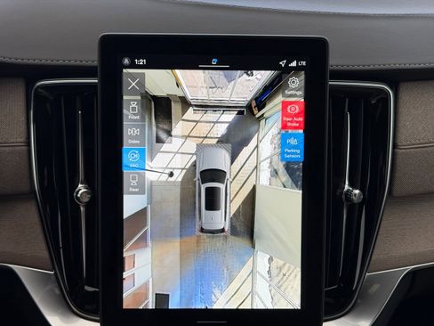 New 2026 Volvo XC90 B6 Plus w/ Protection Package Premier image 17