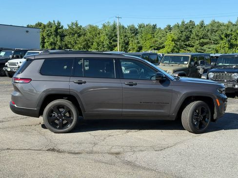New 2025 Jeep Grand Cherokee L Laredo image 8