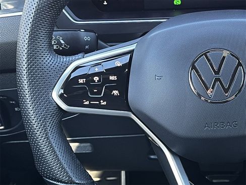 Used 2022 Volkswagen Tiguan SE R-Line image 13