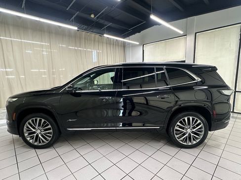 Used 2025 Buick Enclave Avenir image 9