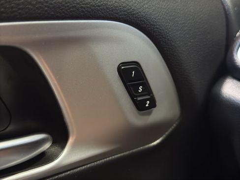 Used 2025 Chrysler Pacifica Limited FWD image 33
