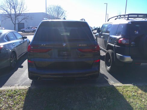 Used 2022 BMW X7 M50i w/ Dynamic Handling Package image 11