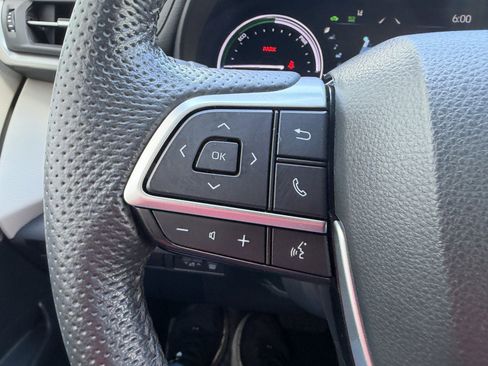 Used 2023 Toyota Sienna Limited FWD image 16