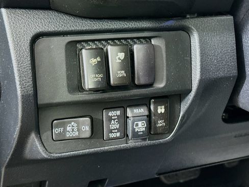 Used 2017 Toyota Tacoma TRD Off-Road AWD/4WD image 11