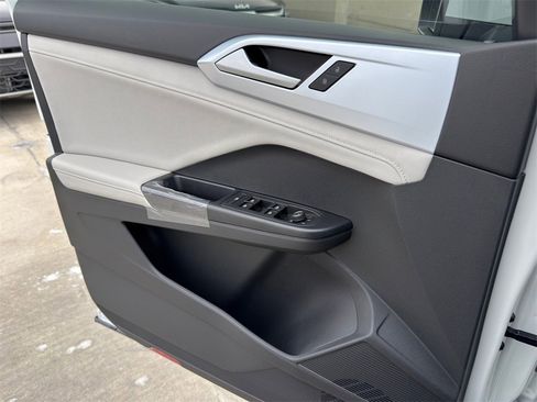New 2026 Volkswagen Taos SE image 18
