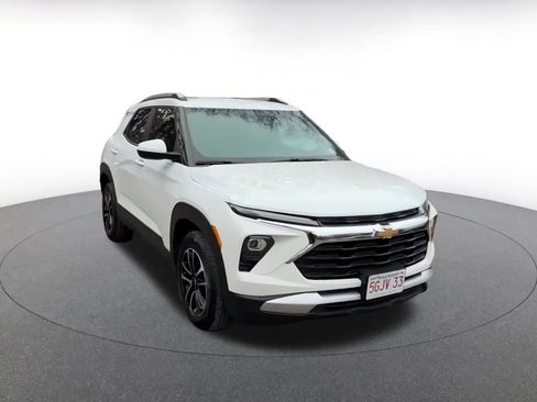 Used 2025 Chevrolet TrailBlazer LT w/ Driver Confidence Package image 3
