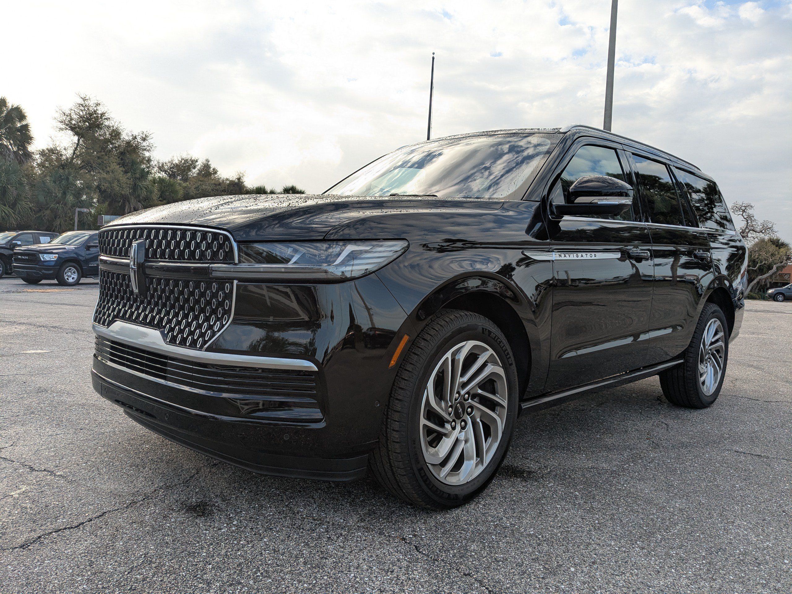 Used 2025 Lincoln Navigator Reserve AWD/4WD image 8