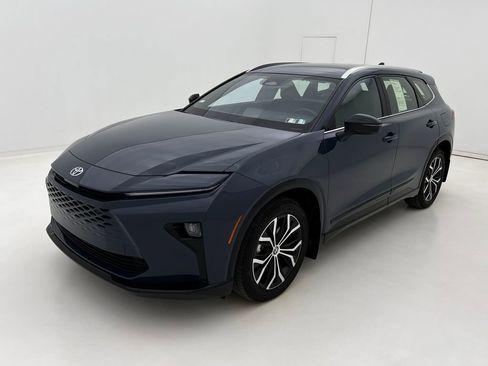 Used 2025 Toyota Crown Signia XLE image 4