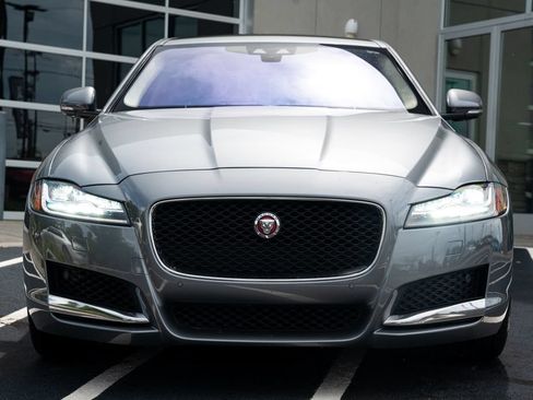 Used 2020 Jaguar XF Premium RWD image 4