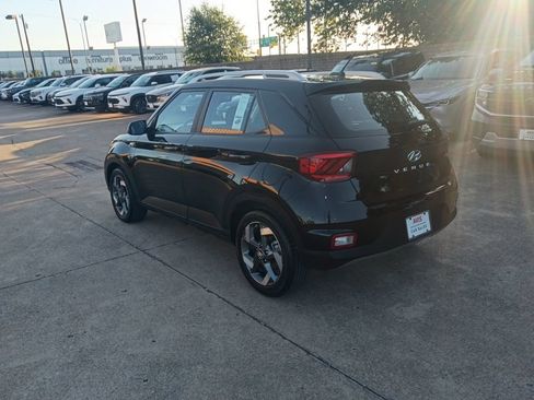 Used 2025 Hyundai Venue SEL FWD image 8