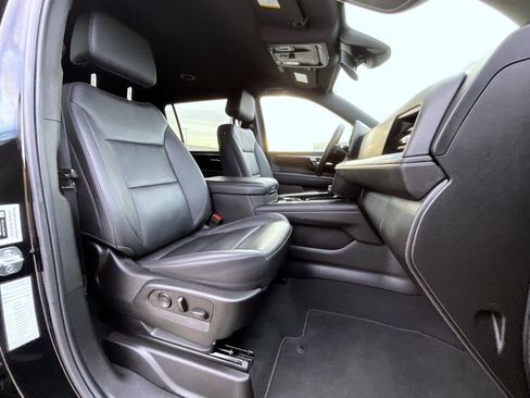 Used 2025 Chevrolet Suburban Z71 image 15