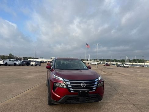 Used 2024 Nissan Rogue SV w/ SV Premium Package FWD image 4
