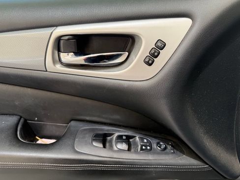 Used 2019 Nissan Pathfinder SL FWD image 10