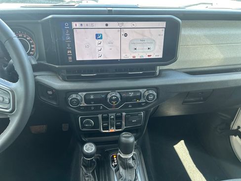 Used 2025 Jeep Gladiator Sport AWD/4WD image 22