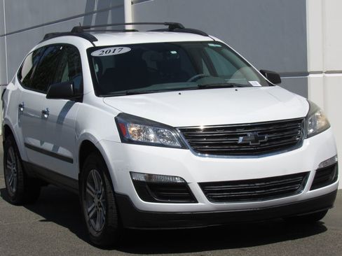 Used 2017 Chevrolet Traverse LS FWD image 2