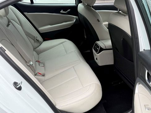 Used 2025 Genesis G70 2.5T image 11