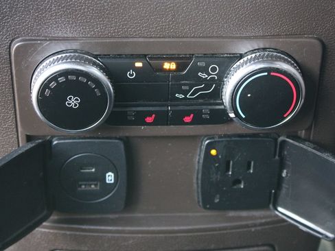 Used 2022 Ford Explorer King Ranch w/ Premium Technology Package RWD image 29