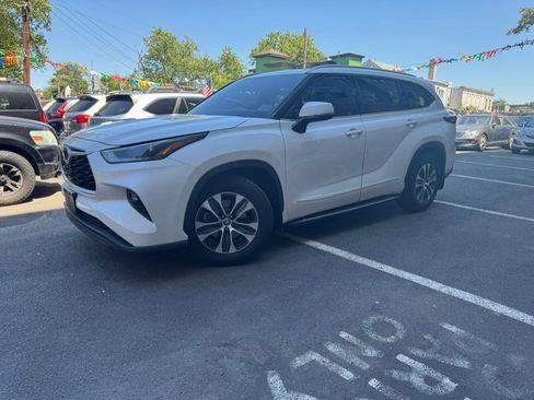 Used 2021 Toyota Highlander XLE AWD/4WD image 32