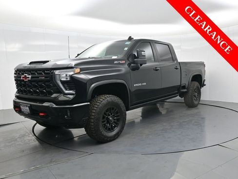 Used 2025 Chevrolet Silverado 2500 ZR2 w/ Technology Package image 2