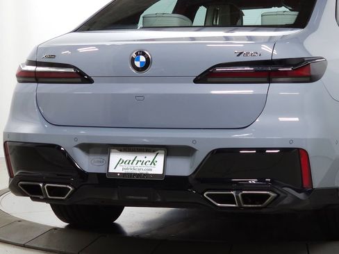 Used 2023 BMW 760i xDrive w/ Luxury Rear Seating Package AWD/4WD image 10