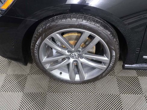 Used 2016 Volkswagen Passat 1.8T R-Line w/ R-Line Lighting Package image 14