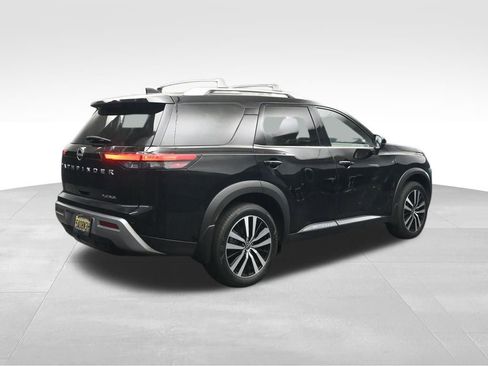 Used 2024 Nissan Pathfinder Platinum FWD image 5