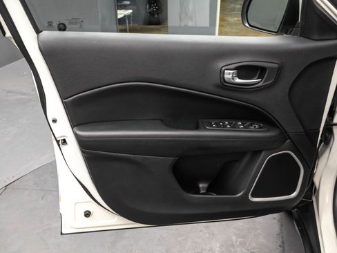 Used 2018 Jeep Compass Latitude image 30