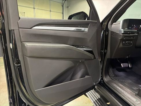 Used 2025 Cadillac Escalade V AWD/4WD image 15