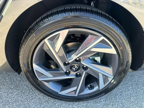 New 2025 Hyundai Elantra Limited image 12
