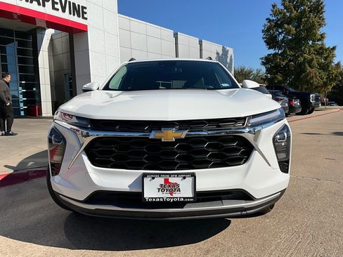 Used 2025 Chevrolet Trax LT image 4