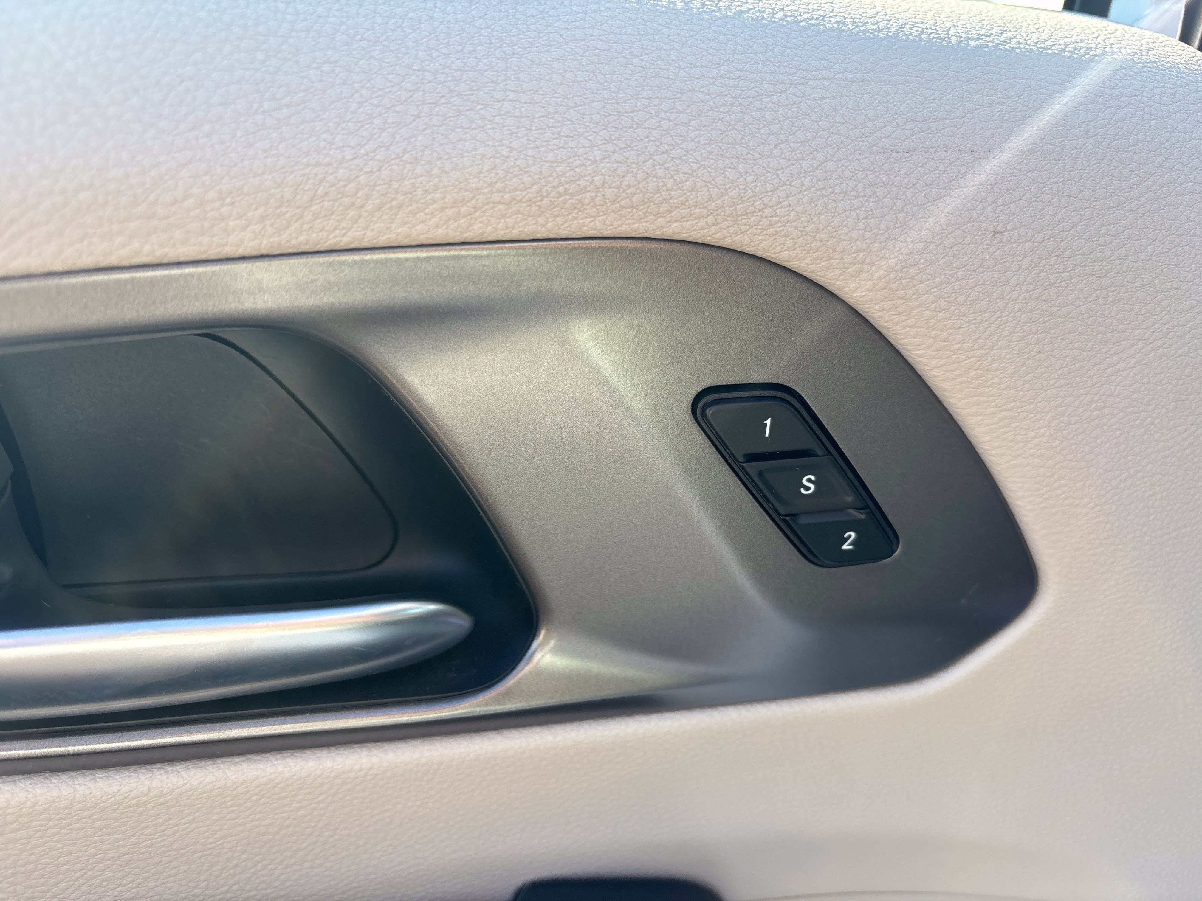Used 2024 Chrysler Pacifica Touring-L FWD image 14