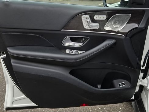 Used 2023 Mercedes-Benz GLS 450 4MATIC image 10