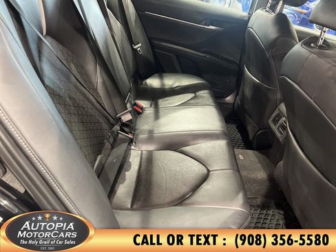 Used 2018 Toyota Camry XLE FWD image 15