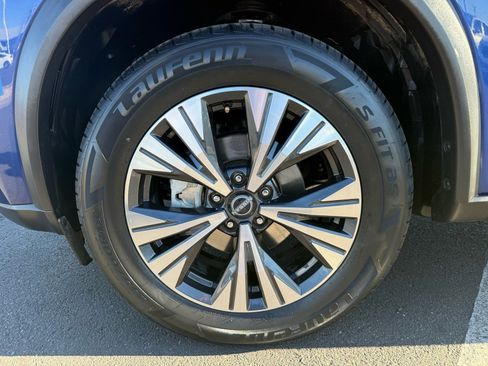 Used 2023 Nissan Rogue SV image 11