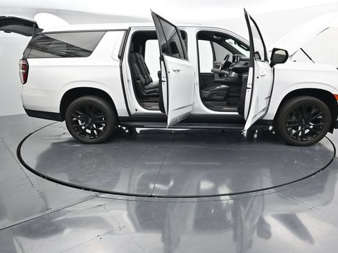 Used 2021 Chevrolet Suburban LT RWD image 27