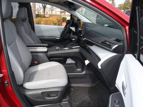 Used 2025 Toyota Sienna XLE image 21