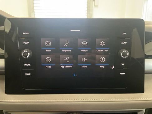 Certified 2025 Volkswagen Taos SE w/ Panoramic Sunroof Package image 15