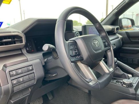 Used 2025 Toyota 4Runner SR5 AWD/4WD image 9
