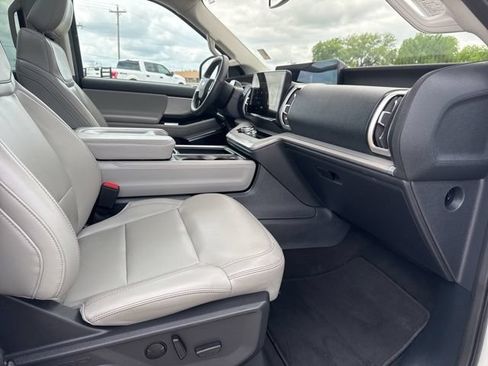 Used 2025 Ford Expedition Active AWD/4WD image 20