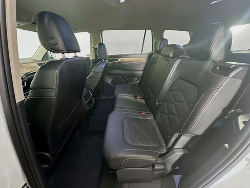 Used 2025 Volkswagen Atlas SE image 28