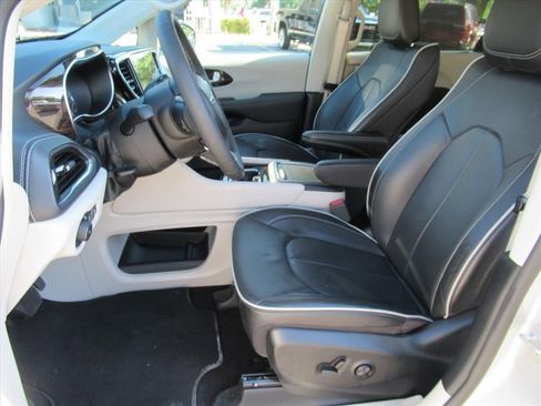 Certified 2024 Chrysler Pacifica Limited AWD/4WD image 25