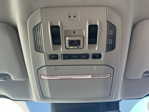 Used 2021 Toyota Highlander XLE AWD/4WD image 39