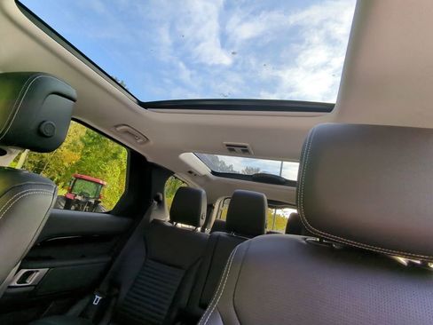 Used 2024 Land Rover Discovery S image 22