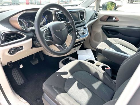 Used 2023 Chrysler Voyager LX FWD image 6