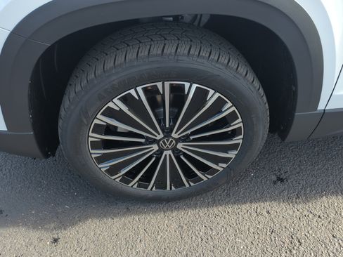 New 2026 Volkswagen Taos SE image 25