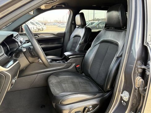 Used 2023 Jeep Grand Cherokee L Laredo image 25