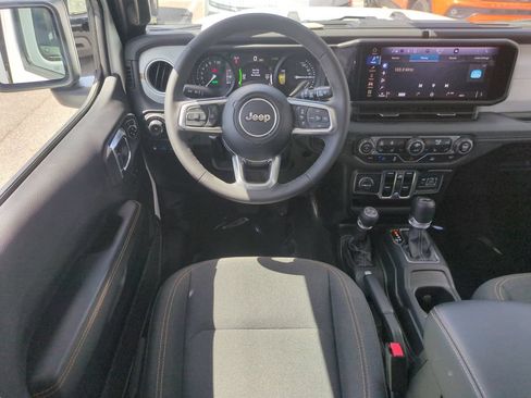 Used 2025 Jeep Wrangler Unlimited Sahara AWD/4WD image 17