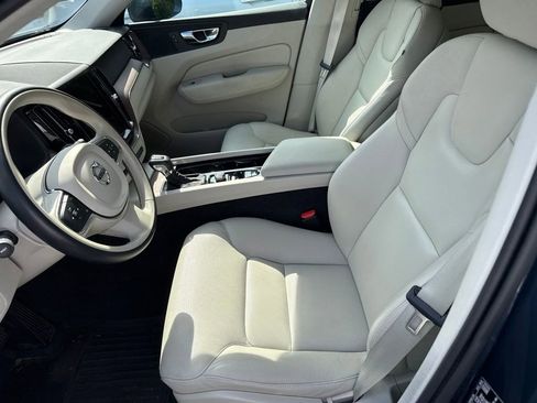 Used 2021 Volvo XC60 T5 Momentum w/ Premium Package FWD image 4