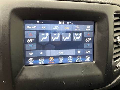 Used 2019 Jeep Compass Latitude AWD/4WD image 18