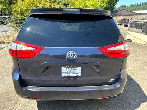 Used 2018 Toyota Sienna XLE image 6